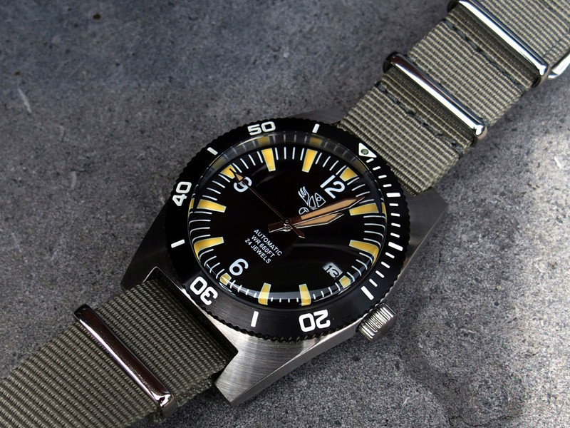 Military Industries 1970s diver's watch P8130013