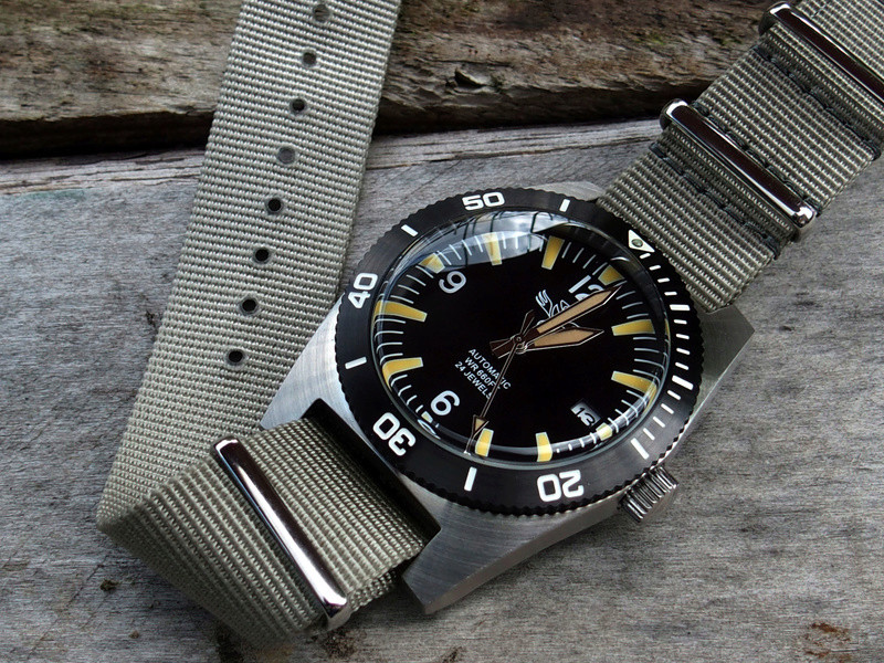 Military Industries 1970s diver's watch P8130019