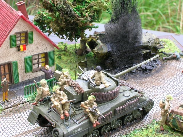 "Libération" - Belgique 1944 --- Sherman Firefly (Armourfast 1/72) + Sd.Kfz 251 (Revell 1/72) - Page 2 Dio_fi22