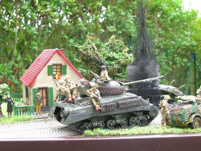 "Libération" - Belgique 1944 --- Sherman Firefly (Armourfast 1/72) + Sd.Kfz 251 (Revell 1/72) - Page 2 Dio_fi23