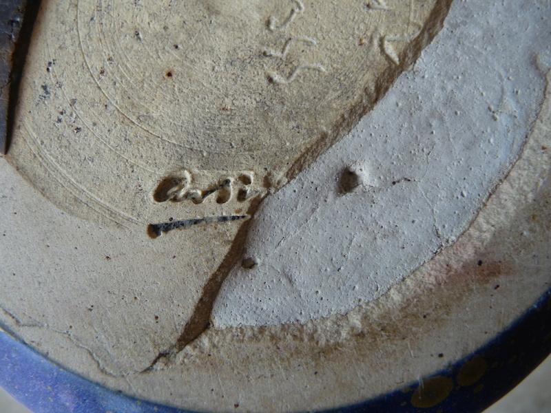 signature partielle sur vase céramique Alexandre Bigot P1120921