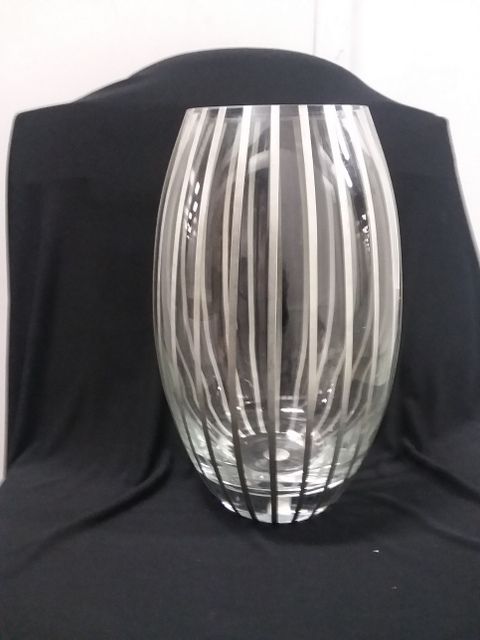 J D Mark shield Etain Fin 95% Large Glass Vase Crystal 1-201710