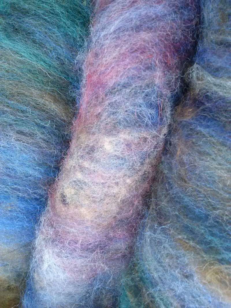 LAINE - FREE FORM CROCHET à partir de Toison brute de Mouton : Robe en Laine Couleurs douces délicates Bleues Beiges Ecrues Coton perlé  Cam06314