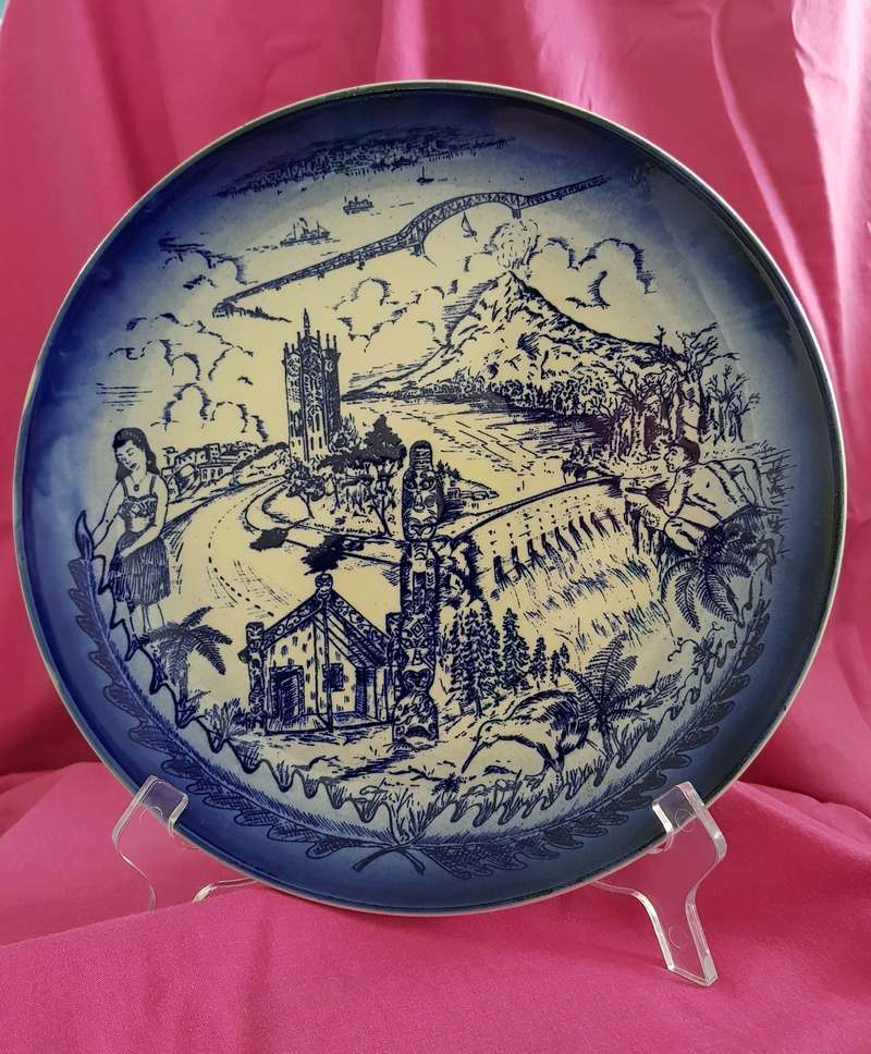 1960s Titian Souvenir Plate Ive never seen before CAN YOU HELP 2017-010