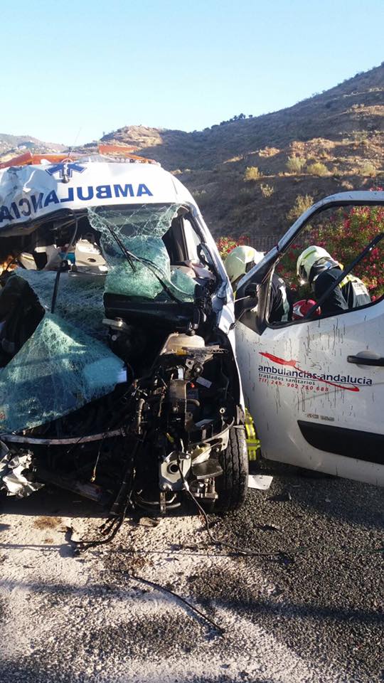 04/07/2017-Espagne Torremolinos, Andalusia, Collitinon frontale entre ambulance et semi remorque 19601310