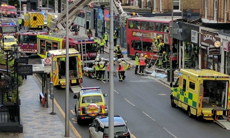 10/08/2017-07h00-Londre-un bus à étages a foncé dans la vitrine A5740210
