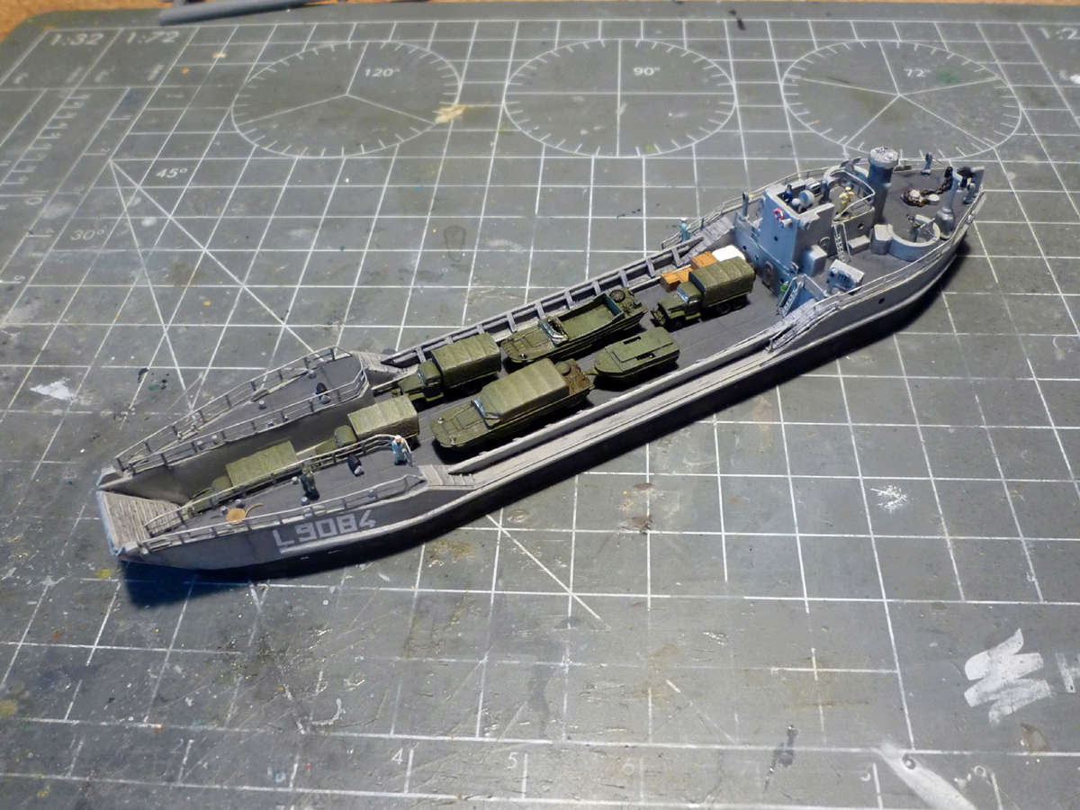 Porte-avions Arromanches Indochine 1954 Heller 1/400 + L'ARSENAL + WEM - Page 4 Arroma30