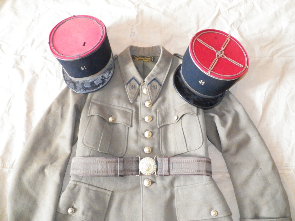 une tenue d'adjudant du 41e RI, un képi de sergent chef du 41e RI (adjudant HAMON Rennes), sac troupe motorisées et un tromblon VB 102_0511