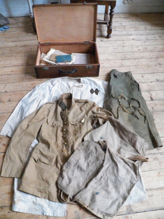 une tenue d'adjudant du 41e RI, un képi de sergent chef du 41e RI (adjudant HAMON Rennes), sac troupe motorisées et un tromblon VB 102_0611