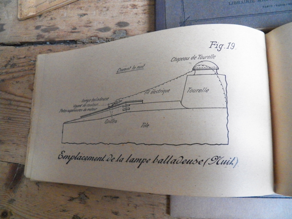 une tenue d'adjudant du 41e RI, un képi de sergent chef du 41e RI (adjudant HAMON Rennes), sac troupe motorisées et un tromblon VB 102_0635