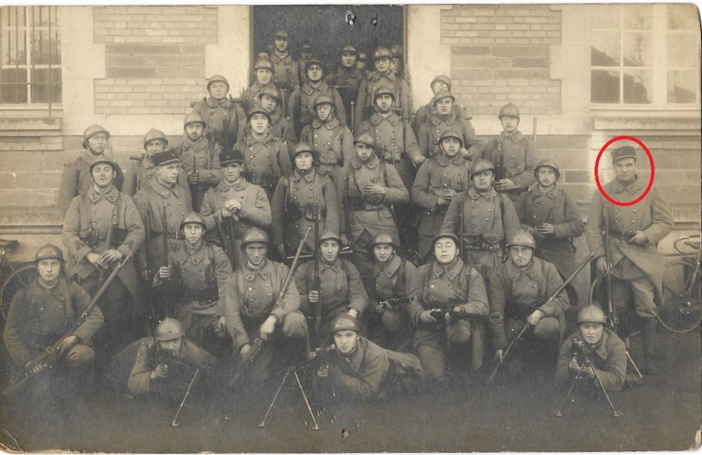une tenue d'adjudant du 41e RI, un képi de sergent chef du 41e RI (adjudant HAMON Rennes), sac troupe motorisées et un tromblon VB 1931_310