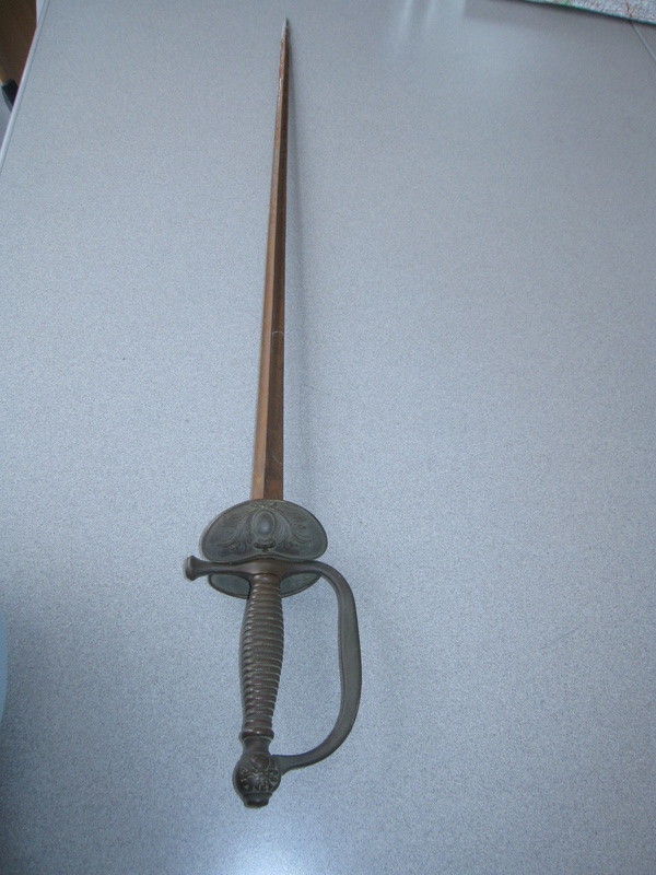 Epée ou Sabre avec grenade sur la garde pour identification Img_0618