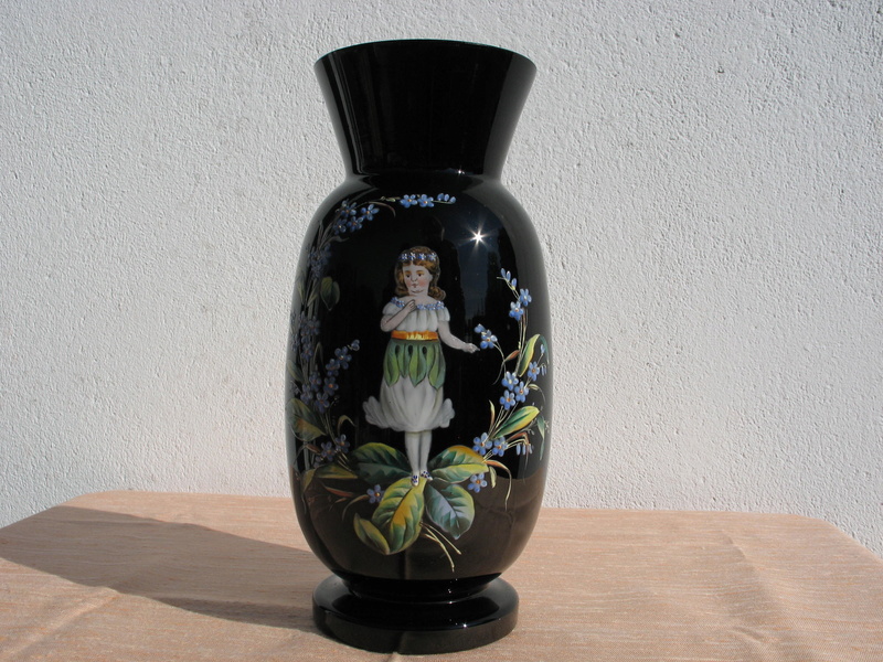 Harrach - Bohême - Basalt hyalith - Vase en cristal émaillé - Décor fillette entourée de guirlandes de fleurs  Img_0411