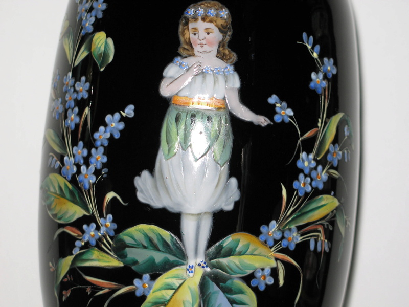Harrach - Bohême - Basalt hyalith - Vase en cristal émaillé - Décor fillette entourée de guirlandes de fleurs  Img_0414