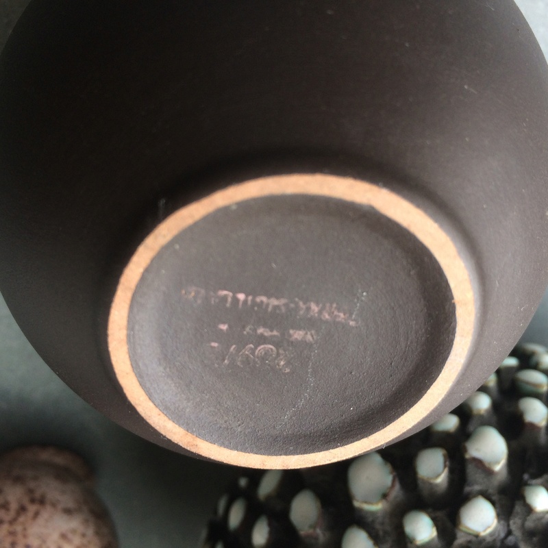 Small spherical vase with matt dark brown glaze - Wormser Terra-sigillata Img_4513