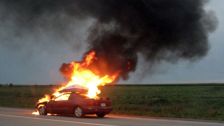 Θεσσαλονίκη: Αυτοκίνητο τυλίχτηκε στις φλόγες εν κινήσει 22496210