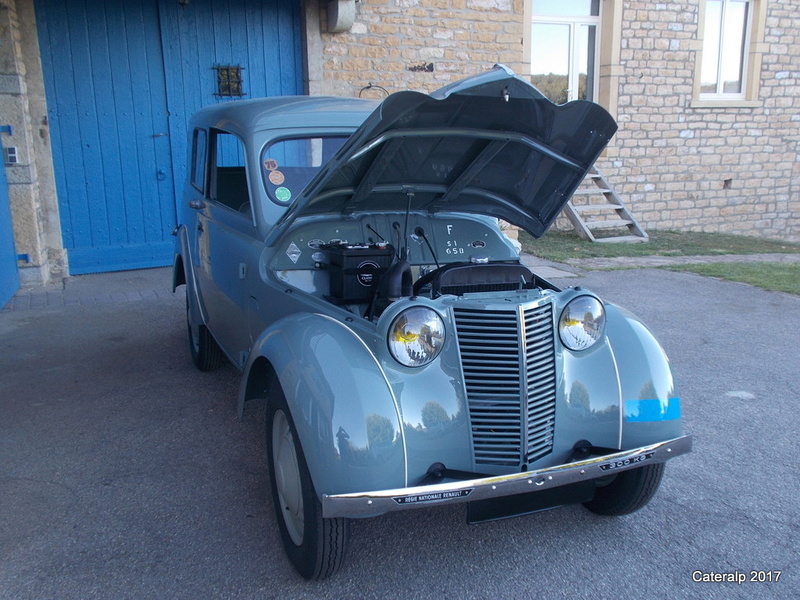 Mon montage à l'échelle 1, RENAULT JUVAQUATRE 1954 - Page 5 Capot_19