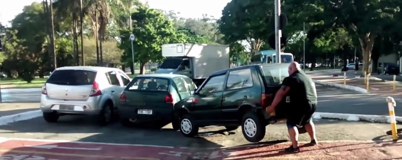 Un automobiliste sur une place de recharge I - Page 15 Video-10