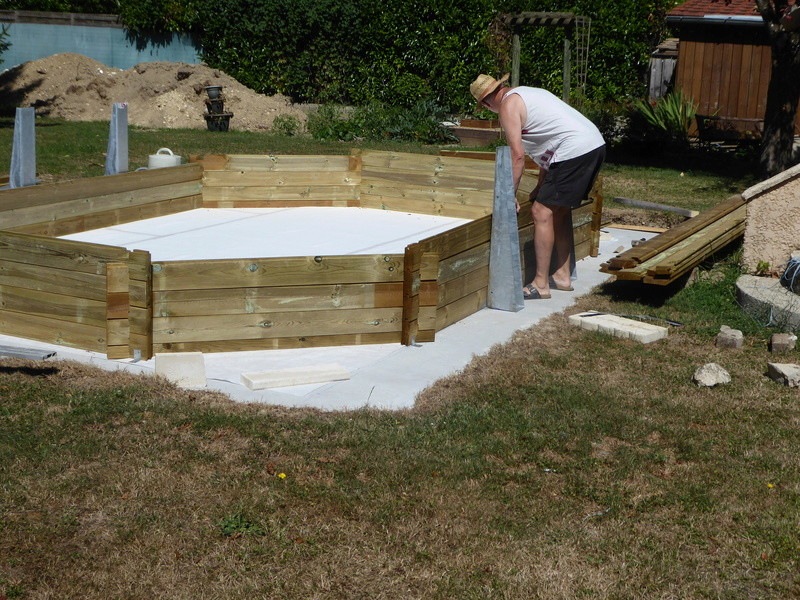 ET UNE P'TITE PISCINE EN BOIS P1010614