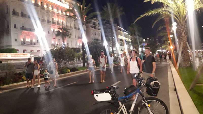 Attentat de Nice : Jusqu'à quand va-t-on laisser les innocents se faire massacrer ?  - Page 12 15000611