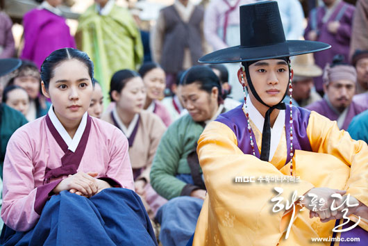 The Moon That Embraces the Sun The_su11