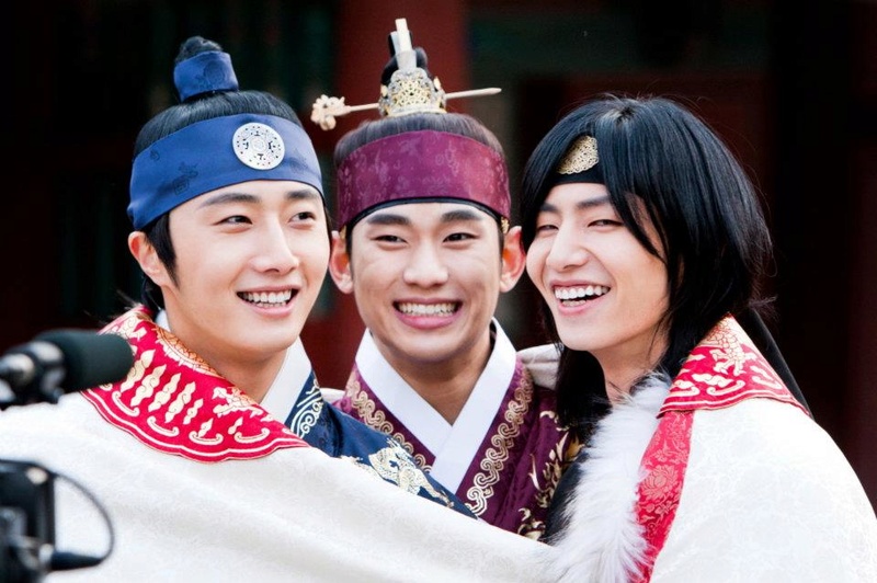 The Moon That Embraces the Sun The_su13