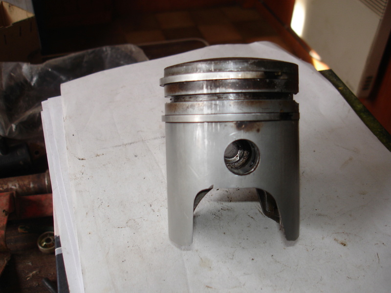 Recherche piston pour moteur 2 temps IZ27  sur MC7 Dsc04714