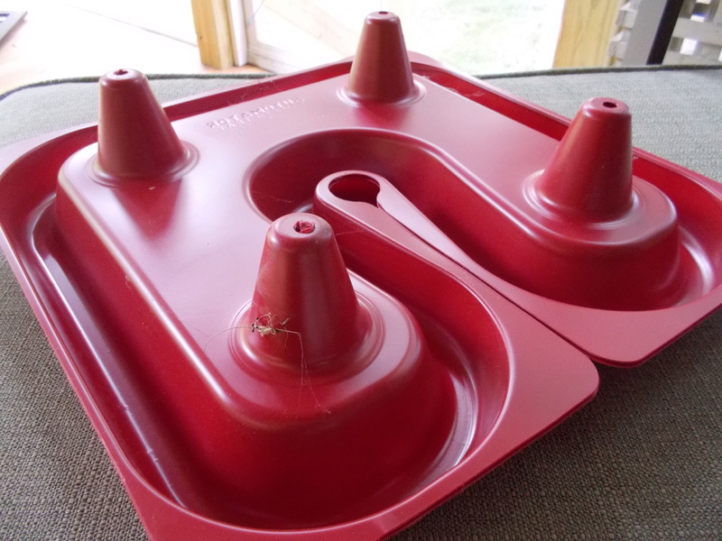 Red plastic tomato trays, anyone? Dscn0719
