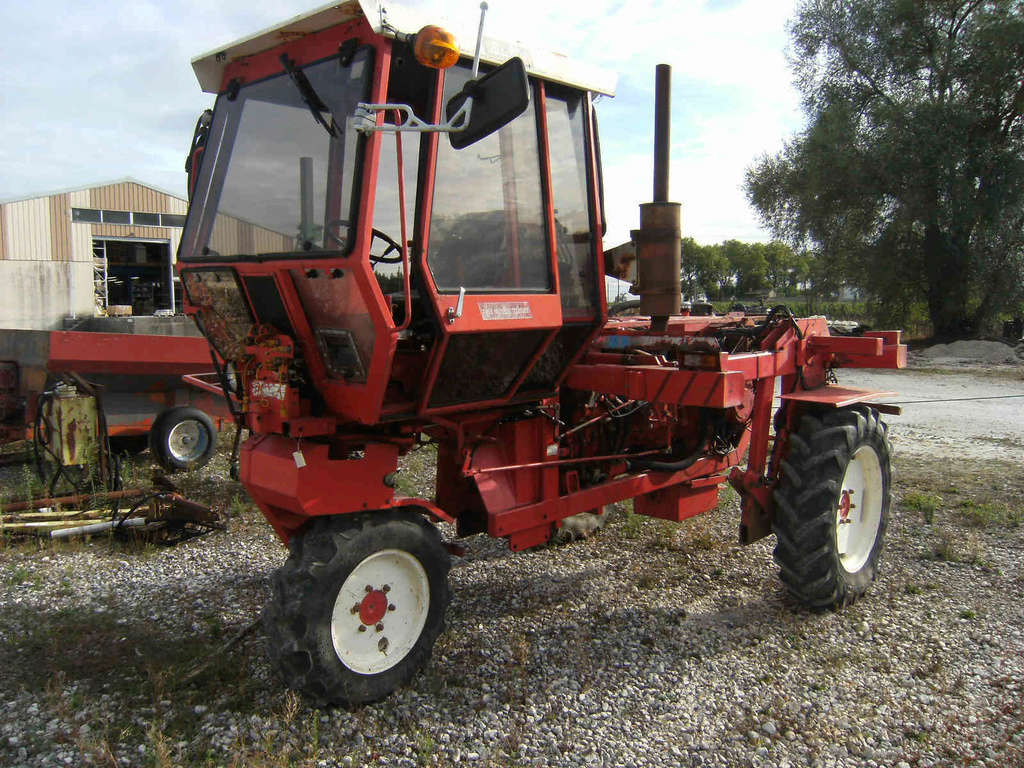 Tracteurs-enjambeurs BUTTY : un matériel issu du Beaujolais Stradd10