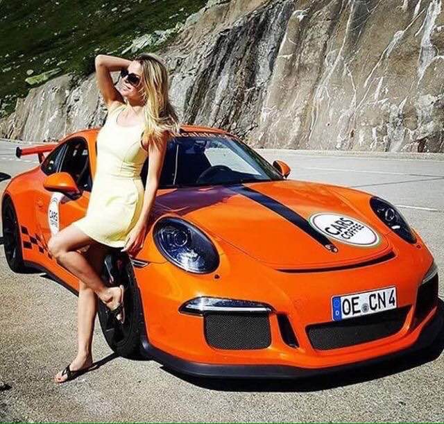 des jolies filles et des porsches - Page 29 20799110