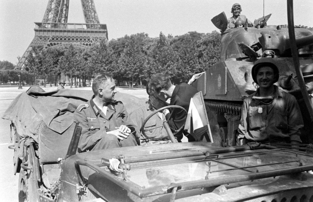 jeep et char 12 cuir sous tour Eiffel Ecole_10