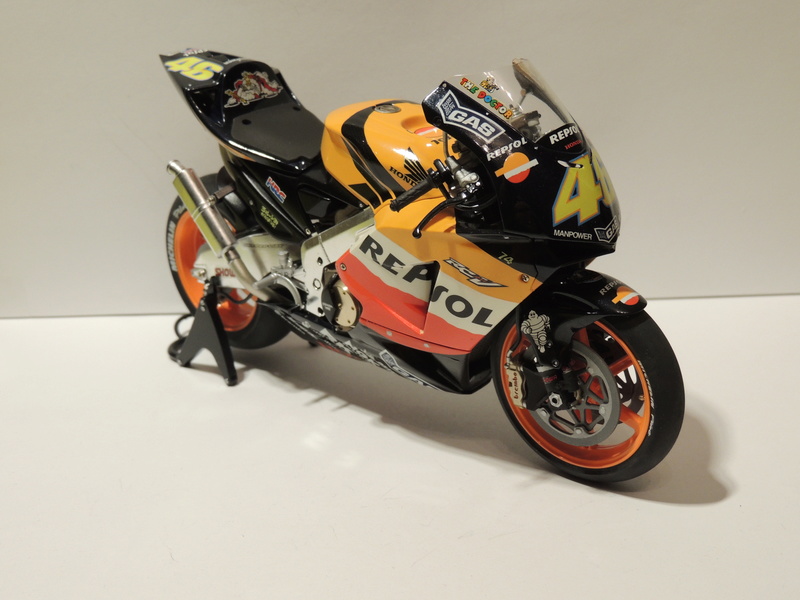 toutes mes motos de rossi à ce jour .  maquettes et die-cast  2010