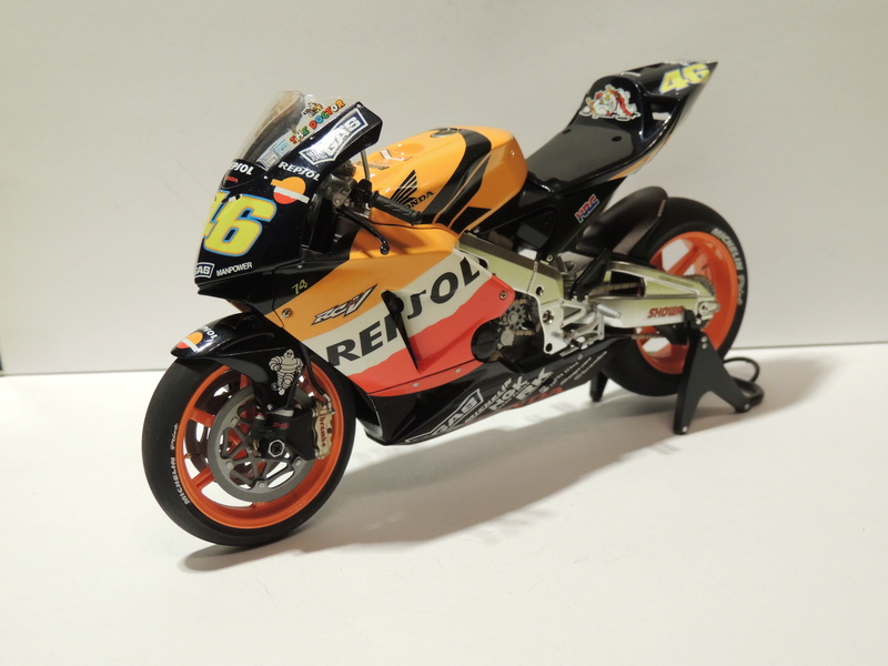 toutes mes motos de rossi à ce jour .  maquettes et die-cast  2510