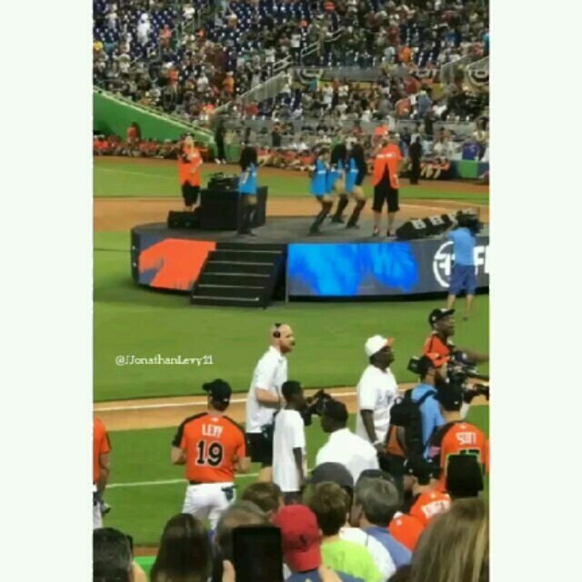 William Levy @willylevy29 #AllStarGame #CelebSoftball #MarlinsPark  - Página 4 Dez4yl10