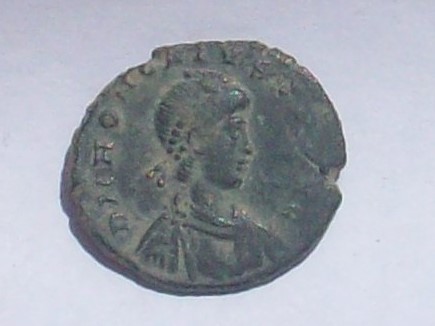 AE2 de Honorio. GLORIA - ROMANORVM. Honorio estante de frente y mirando a dcha. Ceca Nicomedia. 102_4114