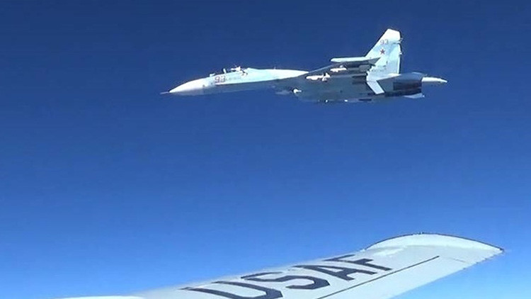EE.UU. publica fotos de acercamiento de un caza ruso a uno de sus aviones. Su-2710
