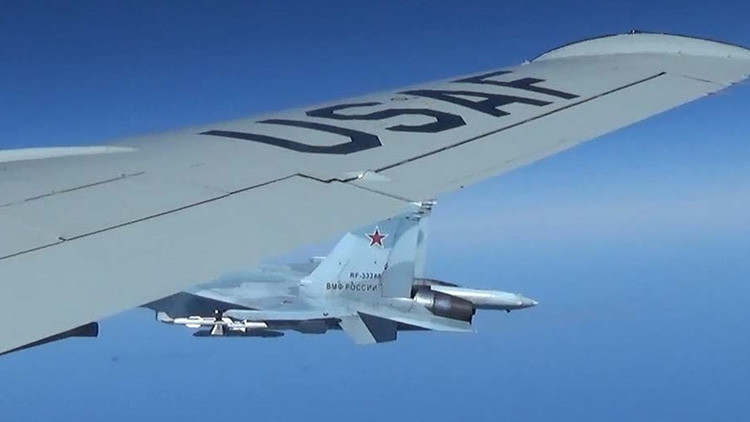 EE.UU. publica fotos de acercamiento de un caza ruso a uno de sus aviones. Su-27_11
