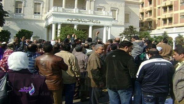 مظاهرات الموظفين تهز مبنى وزارة التعليم إعتراضًا على تأخر صرف منحة عيد الأضحى Oo10