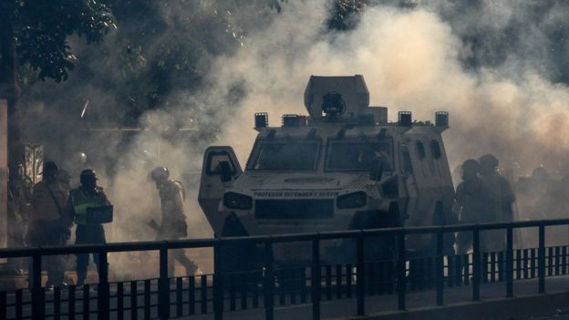 فنزويلا : ضباط برتية ليفتنانت يقوم بمحاولة انقلاب داخل قاعدة عسكرية Jjjjg10