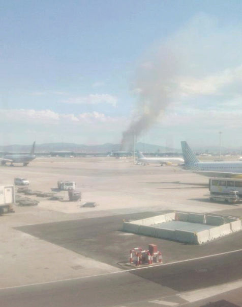 [صور] حريق ضخم في مطار برشلونة 2210