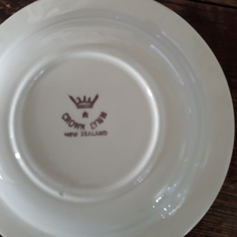 Crown Lynn car ashtrays Car_re10