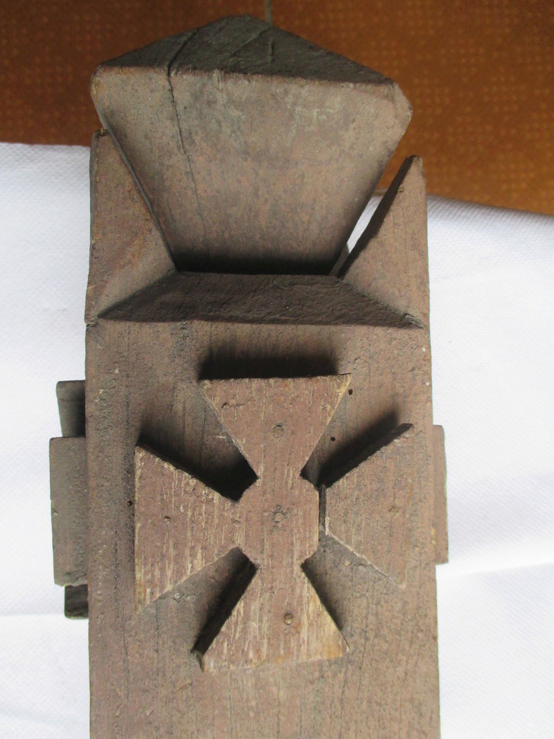 Stèle en bois à identifier Img_0644