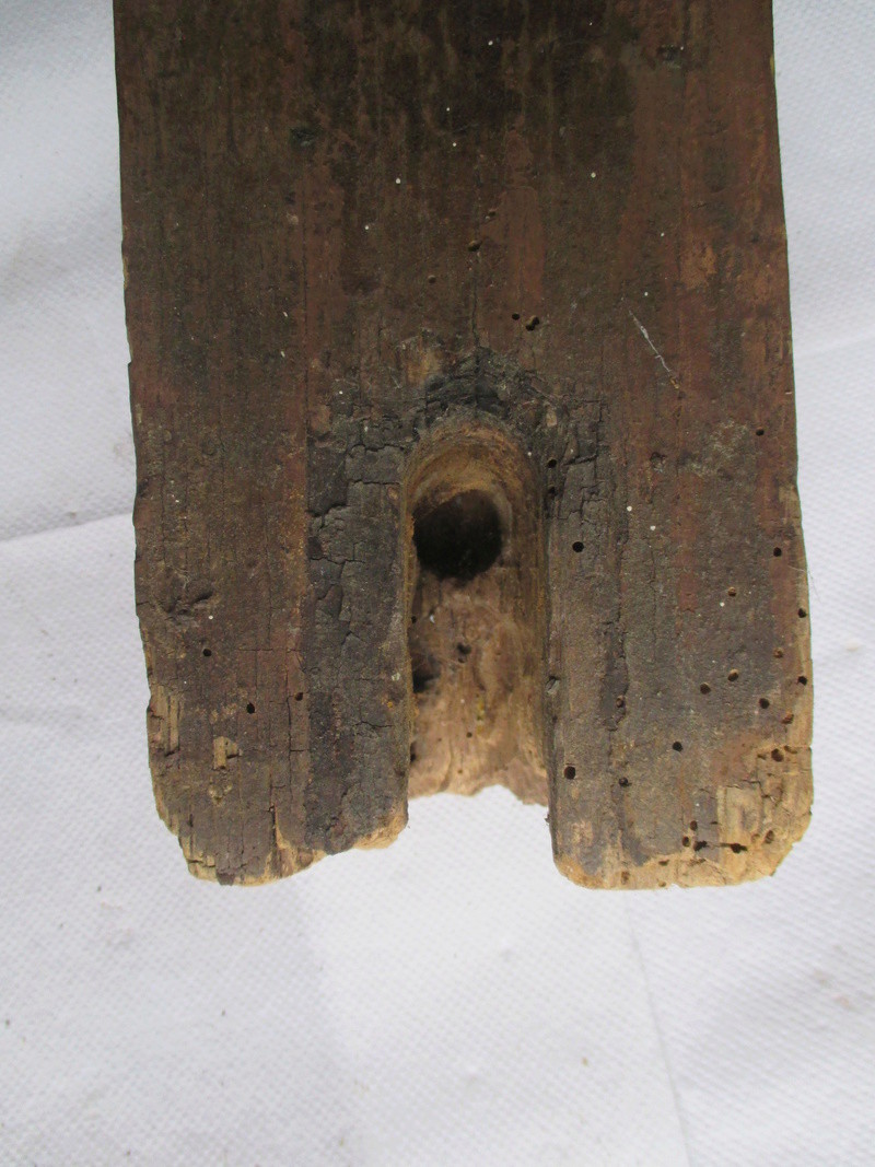 Stèle en bois à identifier Img_0648