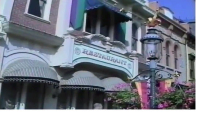(Histoire) Lilly's Boutique a remplacé une salle du Walt's - An American Restaurant - Page 2 1992_f10