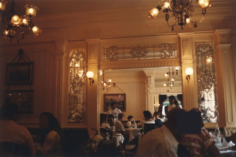 (Histoire) Lilly's Boutique a remplacé une salle du Walt's - An American Restaurant - Page 2 1992_m11