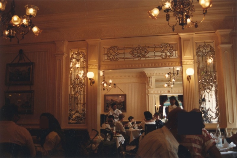 restaurant - Lilly's Boutique a remplacé une salle du Walt's - An American Restaurant [Main Street, U.S.A. - 1999] 1992_m11