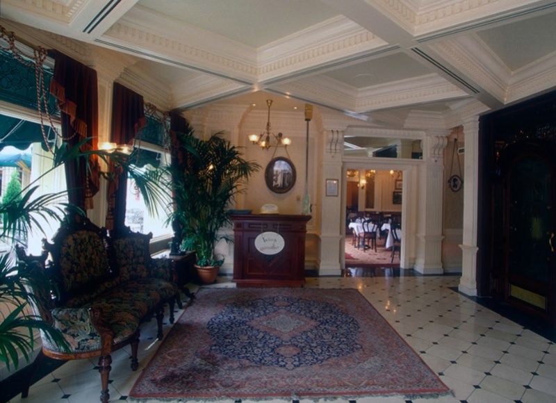 (Histoire) Lilly's Boutique a remplacé une salle du Walt's - An American Restaurant - Page 2 Walt_s13