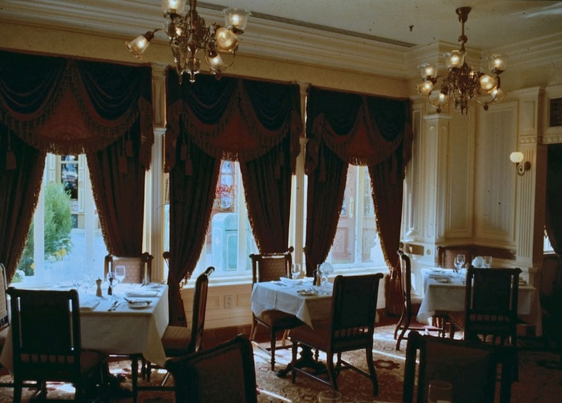 (Histoire) Lilly's Boutique a remplacé une salle du Walt's - An American Restaurant - Page 2 Walt_s20