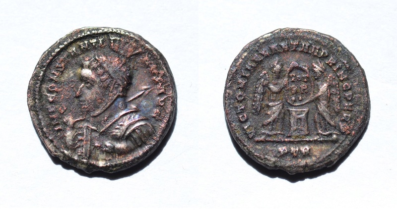 AE3 de Constantino I Magno. VICTORIAE LAETAE PRINC PERP - VOT / PR. Dos Victorias estantes enfrentadas. Ceca Trier. Img_7110