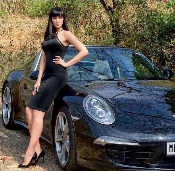 des jolies filles et des porsches - Page 32 73a9b810